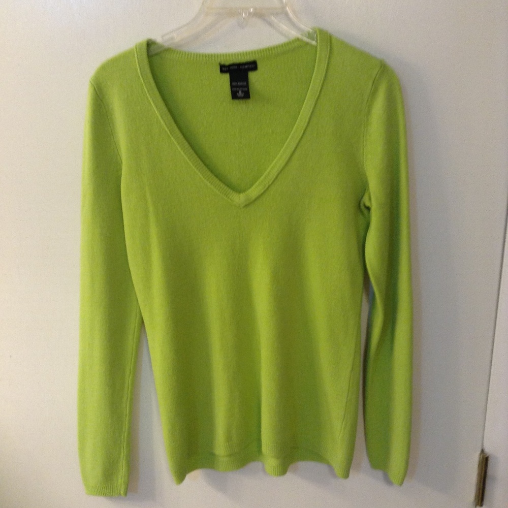 NEW YORK & COMPANY LT.GREEN V NECK SWEATER